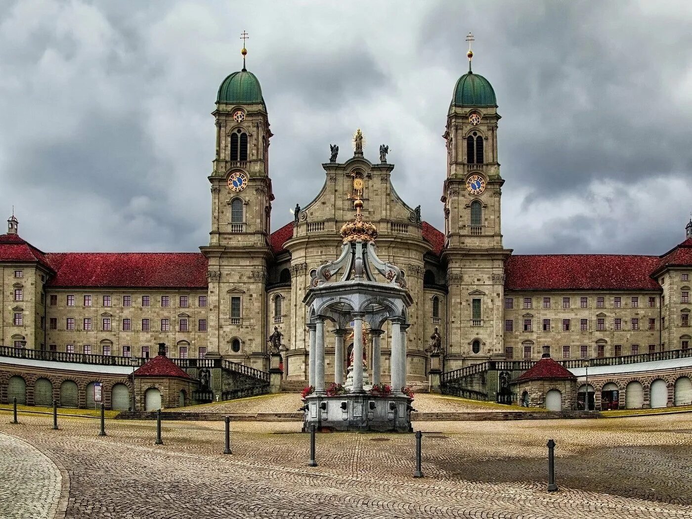 Самый крупный монастырь в европе. Монастырь Айнзидельн Швейцария. Айнзидельнское аббатство в Швейцарии. Монастырь в Айнзидельне план. Айнзидельн черная Мадонна.