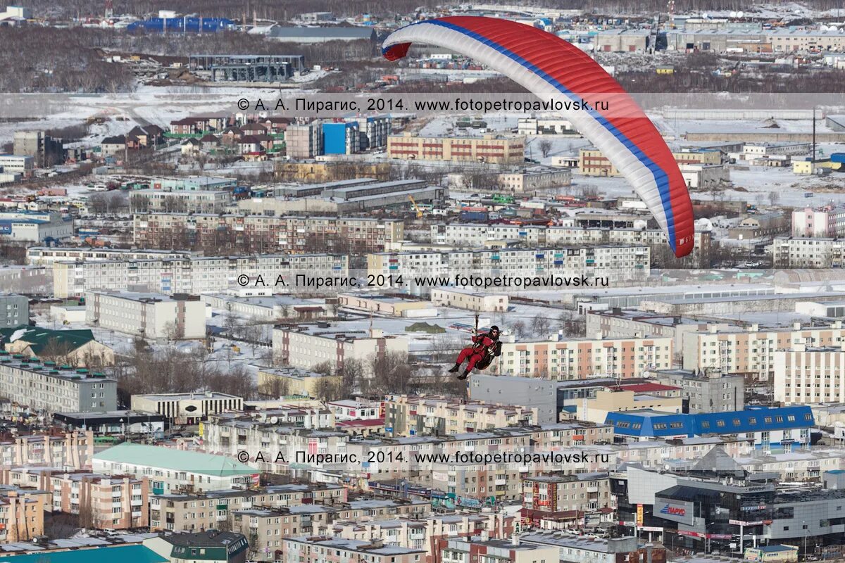 По чкаловской лечу на петропавловский. Полет на параплане Петропавловск-Камчатский. Параглайдинг в Петропавловске-Камчатском. Полет на параплане Камчатка. Фотография полета над Камчаткой.