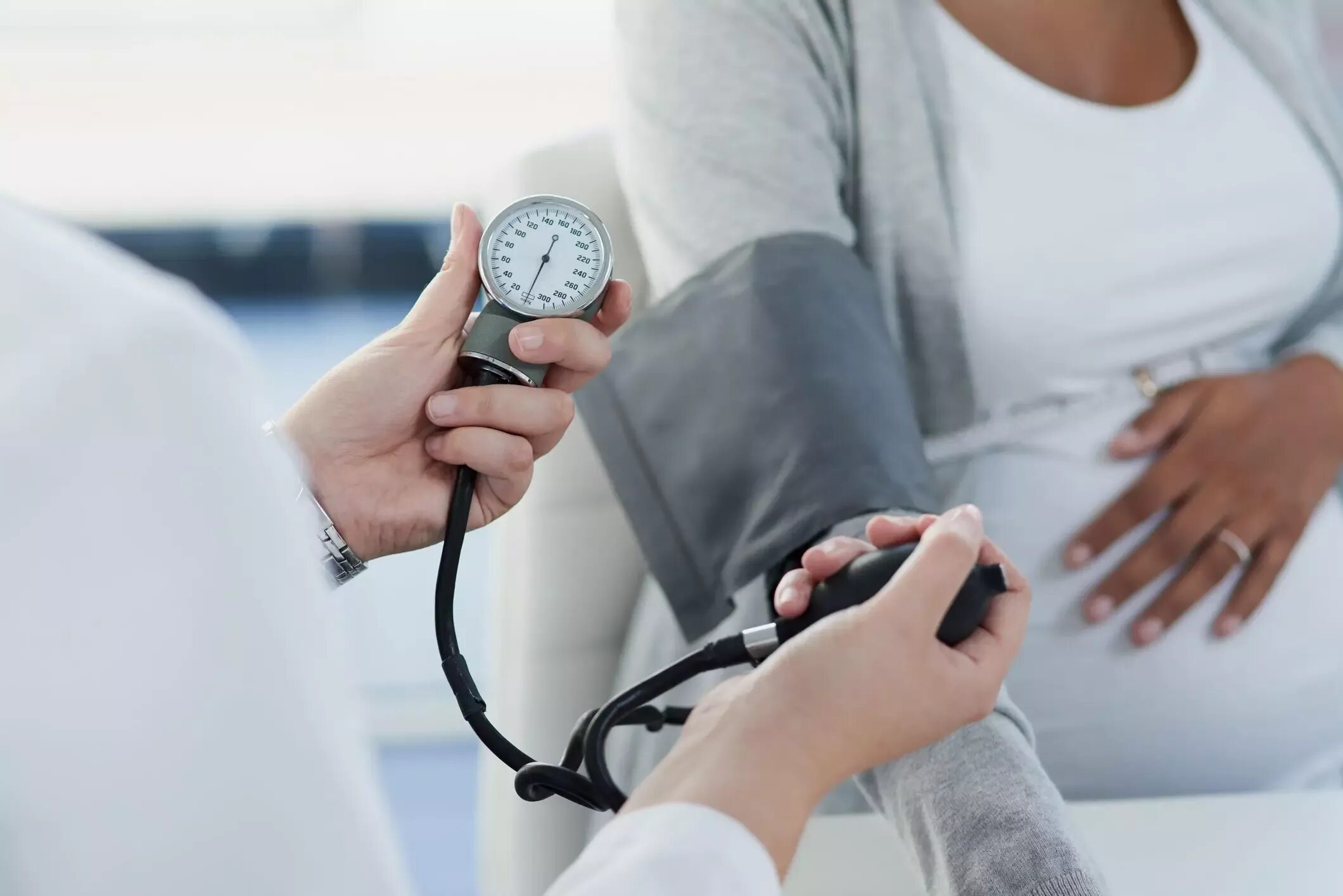Низкое давление у молодых. Терапевт давление. taking blood pressure. измерение ад у детей. артериальное давление фото.