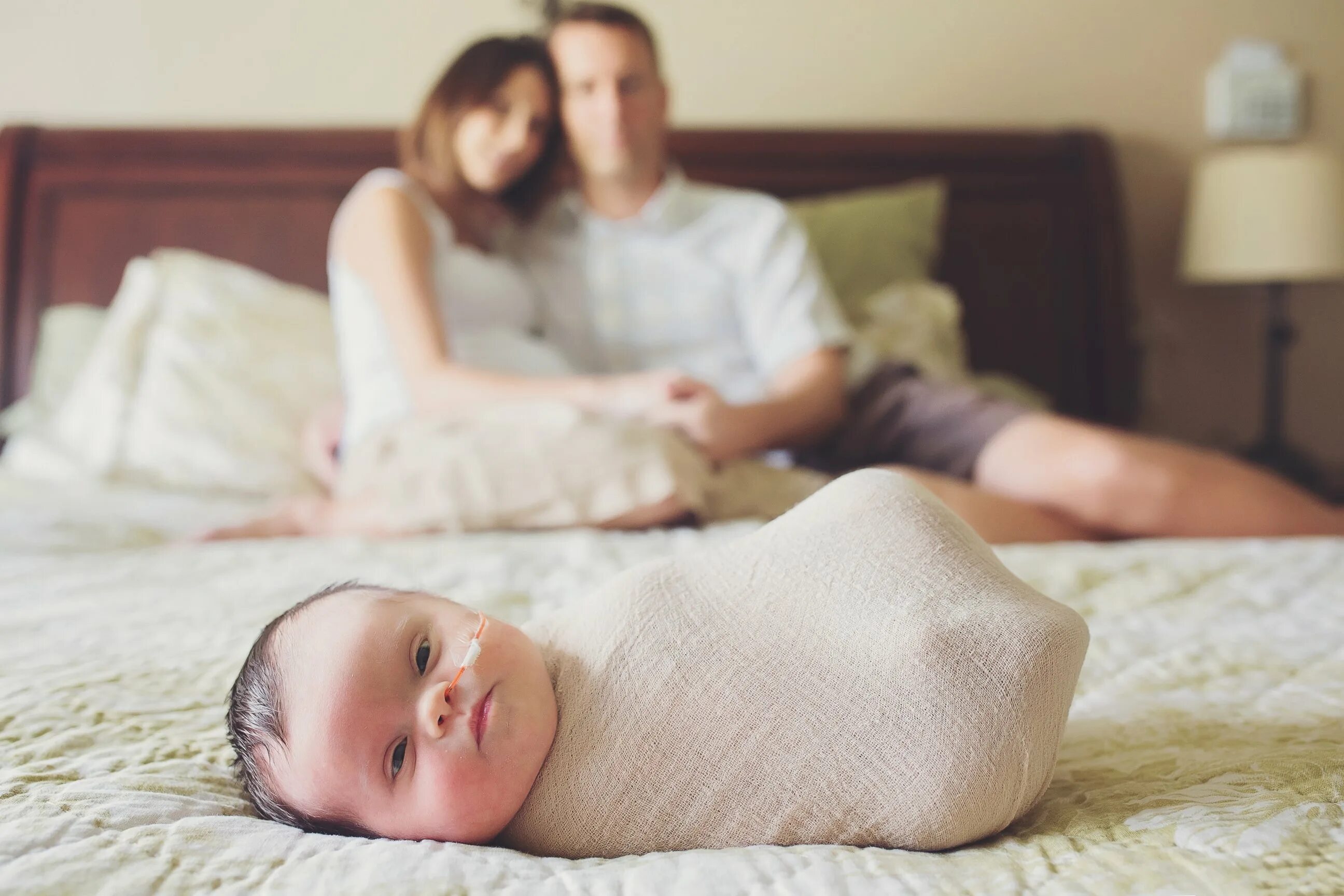 Фотосессия новорожденных с родителями. Newborn фотосессия с родителями. Ньюборн с родителями. Ньюборн фотосессия с семьей. Массаж папе маме