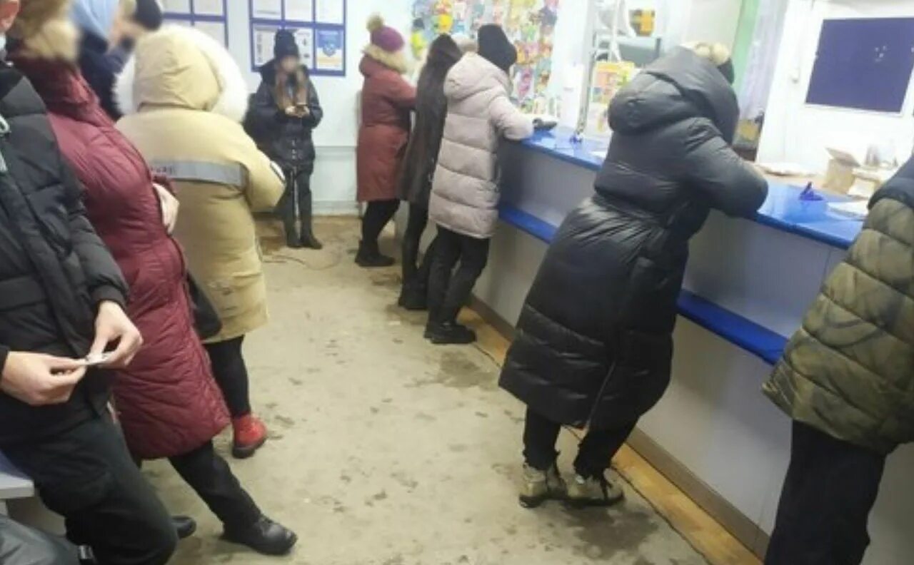 Что значит в очереди в почте. Очередь на почте. скандал на почте в очереди. очередь на почте фото. клиентский зал почта очередь.
