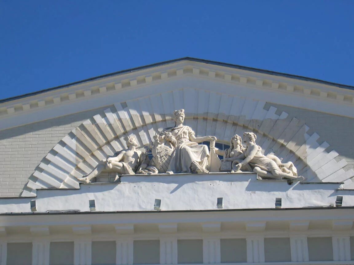 Здание биржи спб. Тома де томон здание биржи скульптура. Нептун на здании биржи в Санкт-Петербурге. Меркурий на здании биржи. Биржа СПБ здание Нептун.