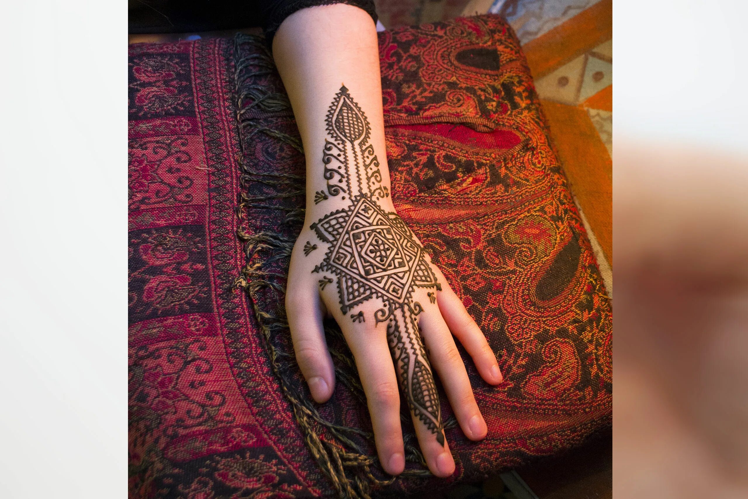 Хна для ногтей для мусульманок. Хна в исламе. Мусульманские хной. Ночь хны. Маникюр хной для мусульманок.