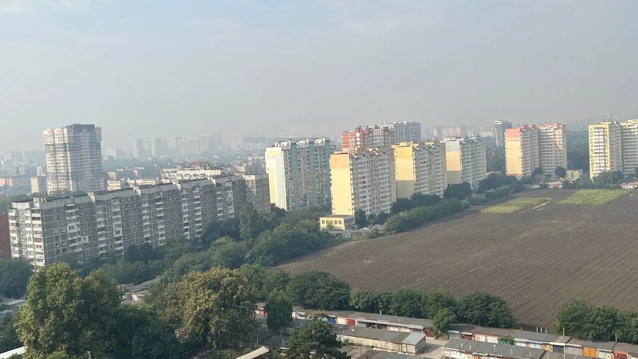 Смог в краснодаре. Город в дыму. Гарь краснодар. Пожар многоэтажки. Смог в городе.