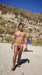 PELADOS EM PÚBLICO, NA PRAIA E COM AMIGOS : Tirando uma foto pelado na prai...