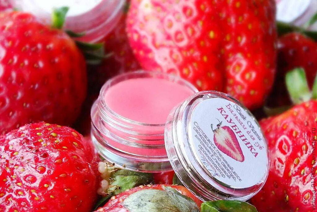 Маска бальзам для губ. Бальзам для губ Strawberry Lip Balm. Lip Balm клубника. Косметика из земляники. Бальзам для губ Ягодка.