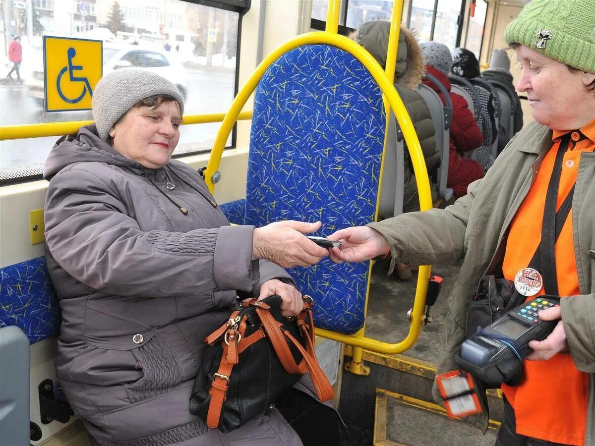 Оформление льготного проезда. Пенсионеры в автобусе. Бесплатный проезд в общественном транспорте. Льготники в автобусе. Пенсионер в троллейбусе.