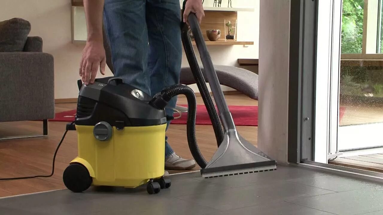 Моющие пылесосы одновременно пылесосят и моют. Пылесос Karcher se 5.100. Моющий пылесос Керхер se 5.100. Se 5.100 *eu пылесос моющий. Karcher se 5.100 (1.081-200.0).