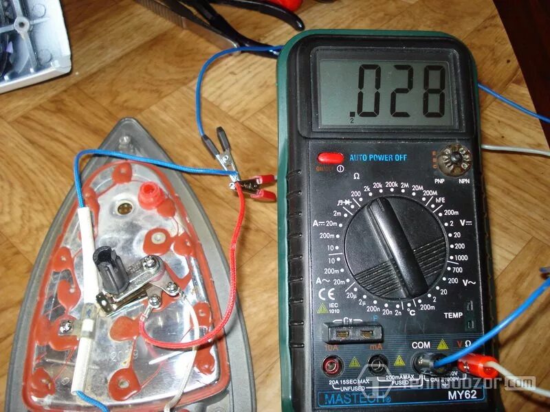 Сопротивление нагревательного элемента должно быть. Прозвонить утюг. Прозвонить утюг мультиметром. Сопротивление ТЭНА утюга. Как проверить нагревательный элемент тестером в утюге.