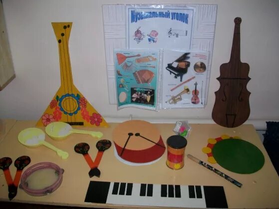 Музыкальное развитие в старшей группе. Музыкальный уголок. Музыкальный уголок в детском саду. Музыкальные инструменты своими руками для детского сада. Уголок музыкальных инструментов в детском саду.