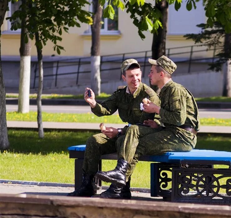 Солдат в увольнении. Военные отдыхают. Увольнение военнослужащего.