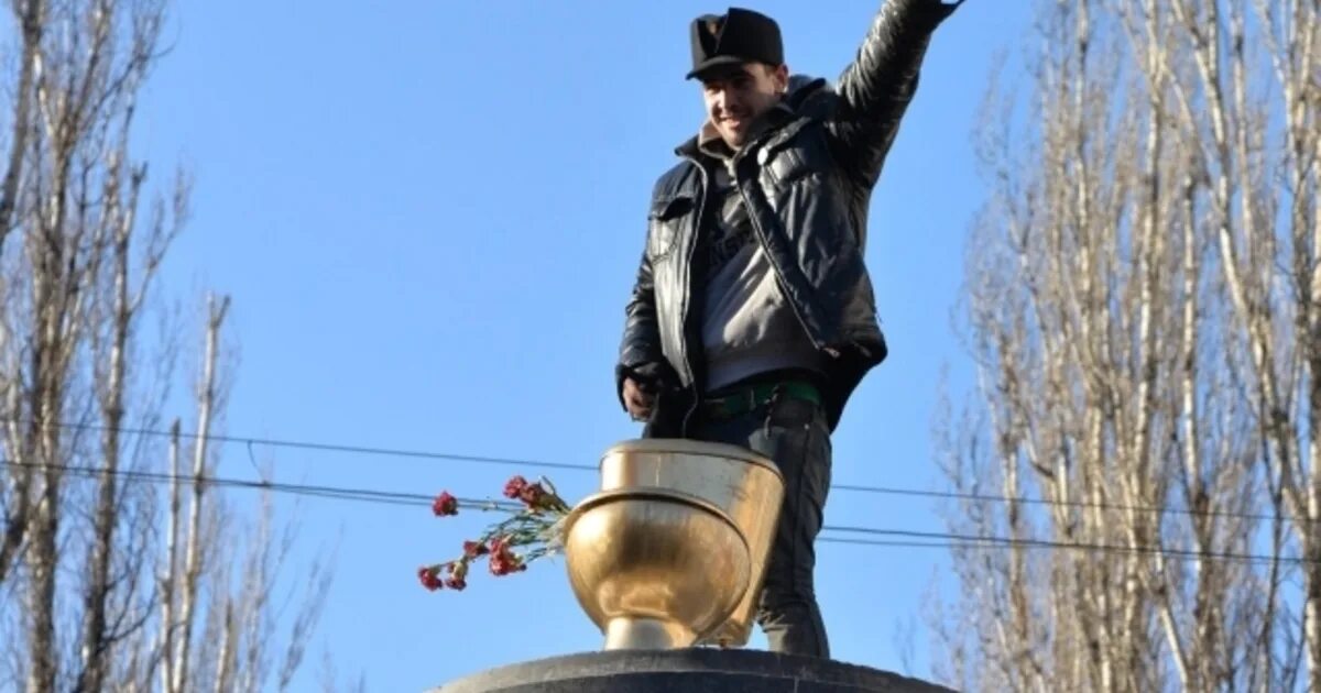 Самого ведь героя. Унитаз вместо памятника. Киев памятник вместо Ленина. Золотой унитаз на постаменте. Ленин и золотые унитазы.