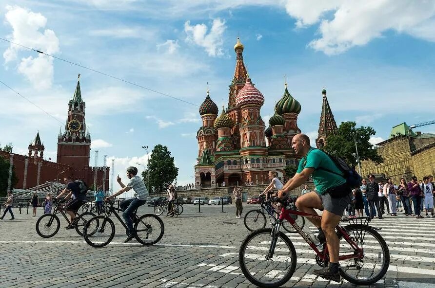 Bike москва. Московский велопарад красная площадь. Велосипедист Москва. Велосипед в городе. Велосипедист в городе.