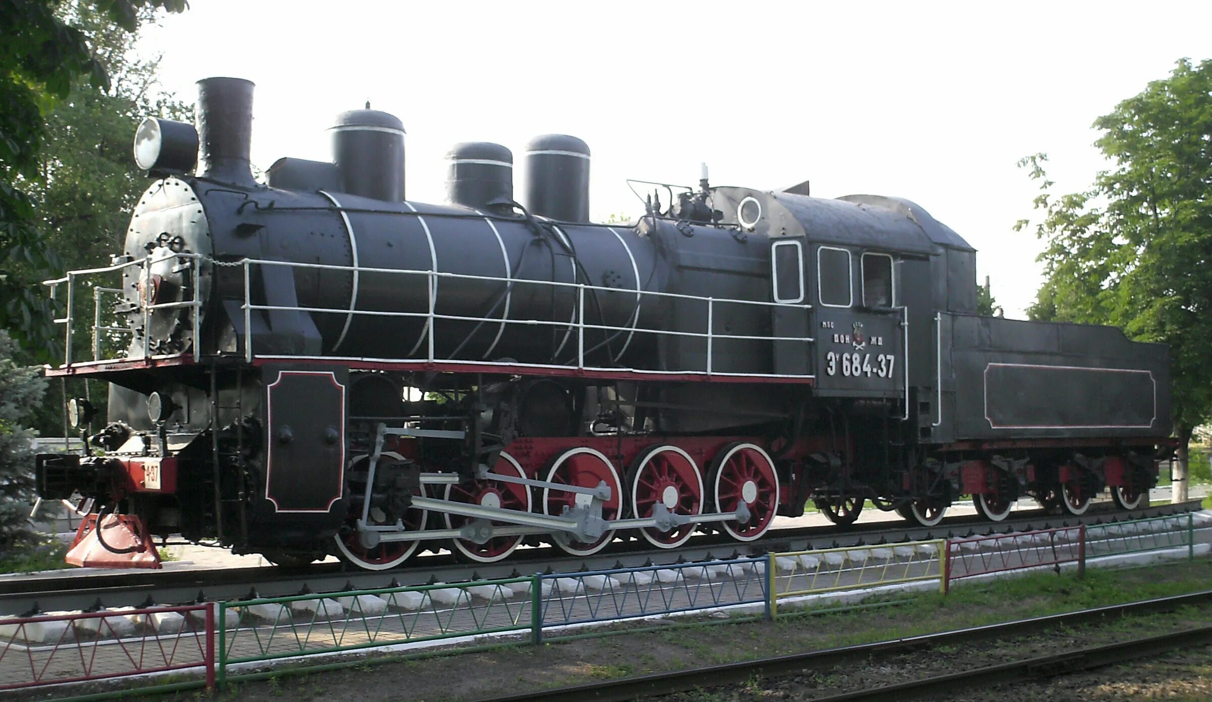 Паровоз-памятник л-3155 батайск. Железнодорожный вокзал шумерля. Переславский железнодорожный музей переславль-залесский. Локомотивное депо кандалакша паровоз. Барановичи паровоз.