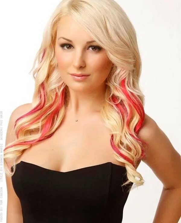 Blond red. Блонд с красными кончиками. Пейтон с красными волосами. Яркие оттенки блонда. Красные кончики на русых волосах.