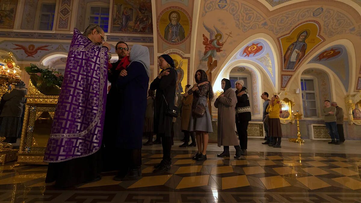 вечерняя служба в церкви с пояснениями. ночное богослужение на афоне в храме. всенощное бдение. полумрак в храме. литургия преждеосвященных даров вечером.