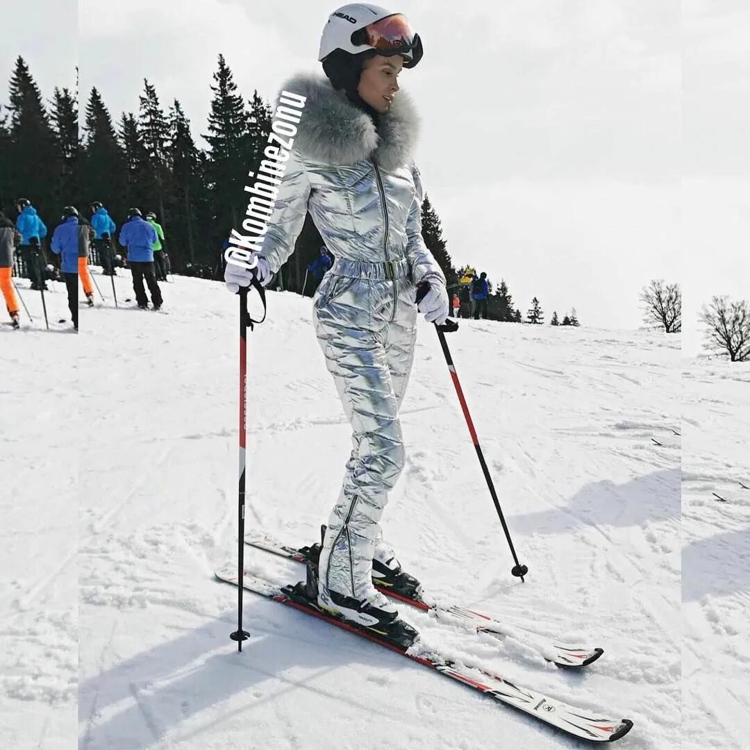Мод skiing. Горнолыжная мода. девушка на лыжах. горнолыжный костюм. стильный горнолыжный образ.