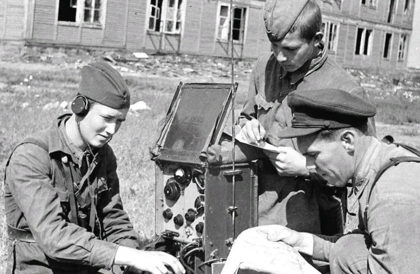 Военнослужащие в военное время. Рация связиста РККА. Связисты Великой Отечественной войны. Связисты ВОВ 1941 1945. Военные Связисты в годы ВОВ.