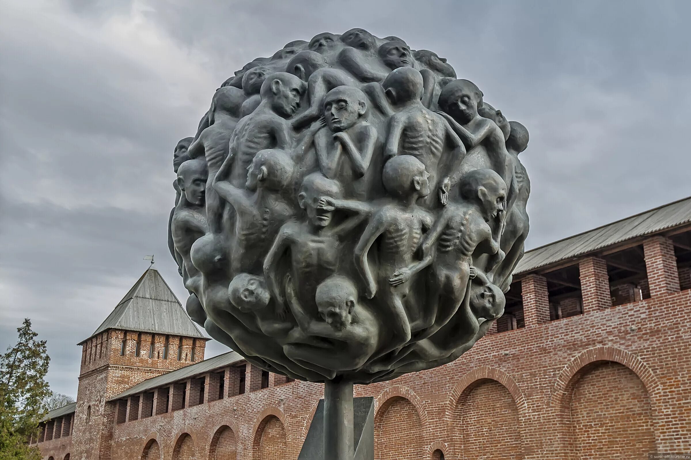 смоленск опаленный цветок в смоленске памятник. опаленный цветок. опалённый цветок памятник. памятник опаленный цветок в смоленске. смоленск памятник детям жертвам концлагерей.