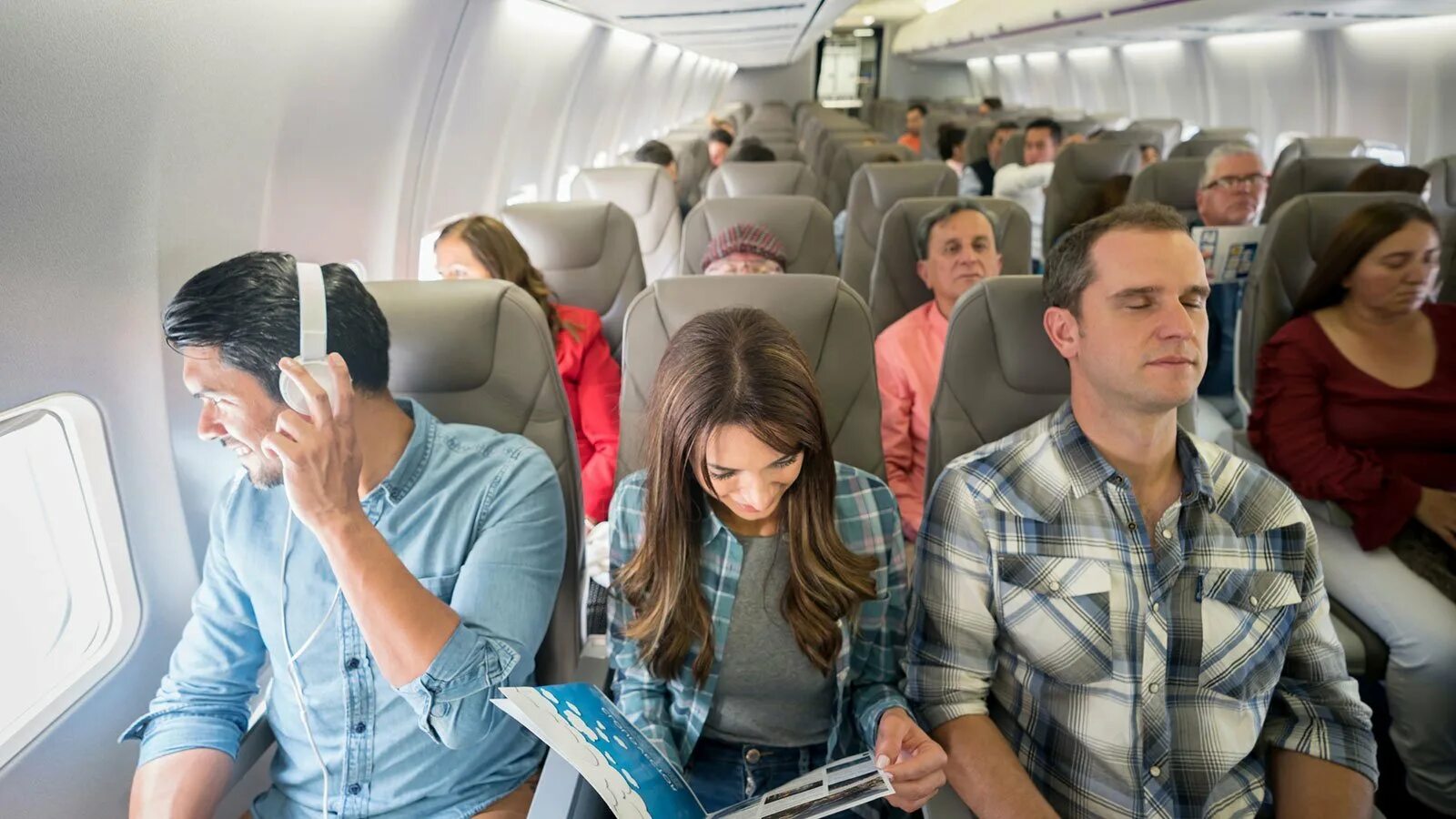 Пассажиры сколько минут. Люди в самолете. Салон самолета с пассажирами. Самолет с пассажиром. Салон самолета с людьми.