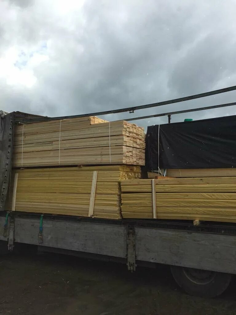 Разгрузка пиломатериалов. Перевезти пиломатериал. Фура с досками. Погрузка разгрузка пиломатериалов. Перевезти пиломатериал.