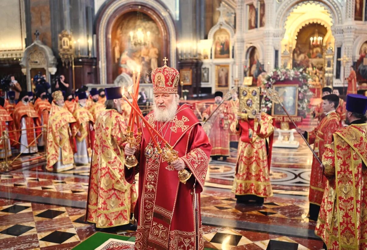 Одежда священника в храме Христа Спасителя. Святые мощи в Москве в храме Христа Спасителя. Патриарх облачение Рождество.