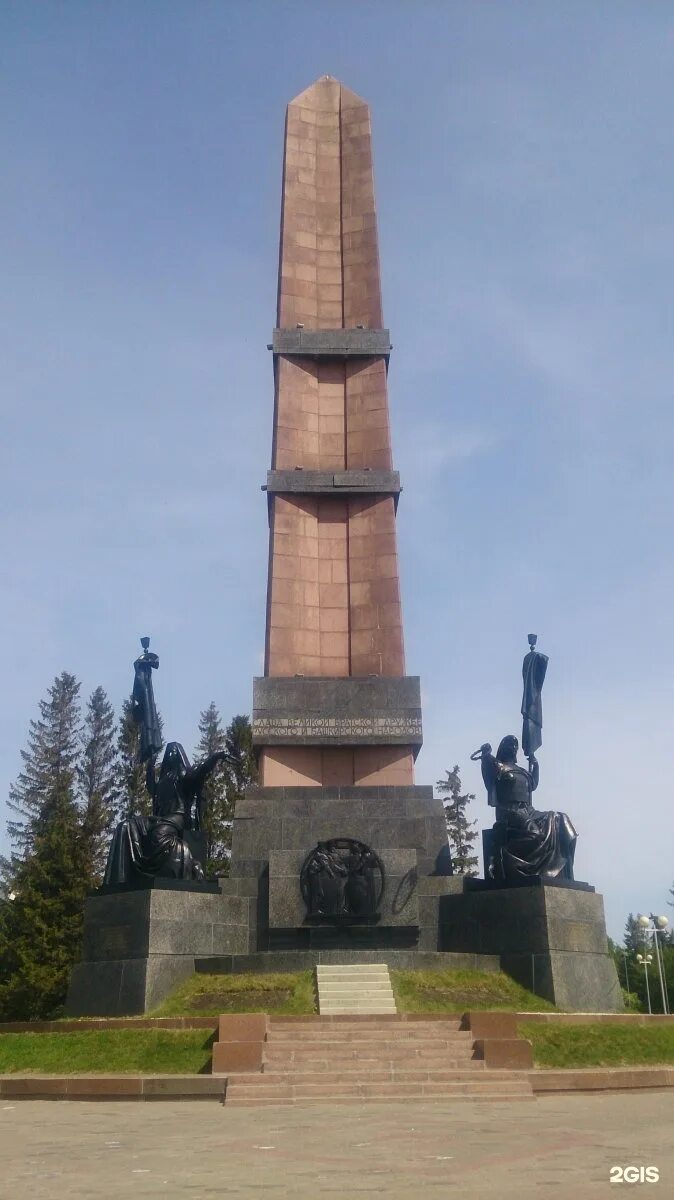 Церковь на монументе дружбы уфа. Памятник монумент дружбы. Парк на монументе дружбы уфа. Монумент дружбы уфа автобусы. Памятник монумент дружбы в уфе.