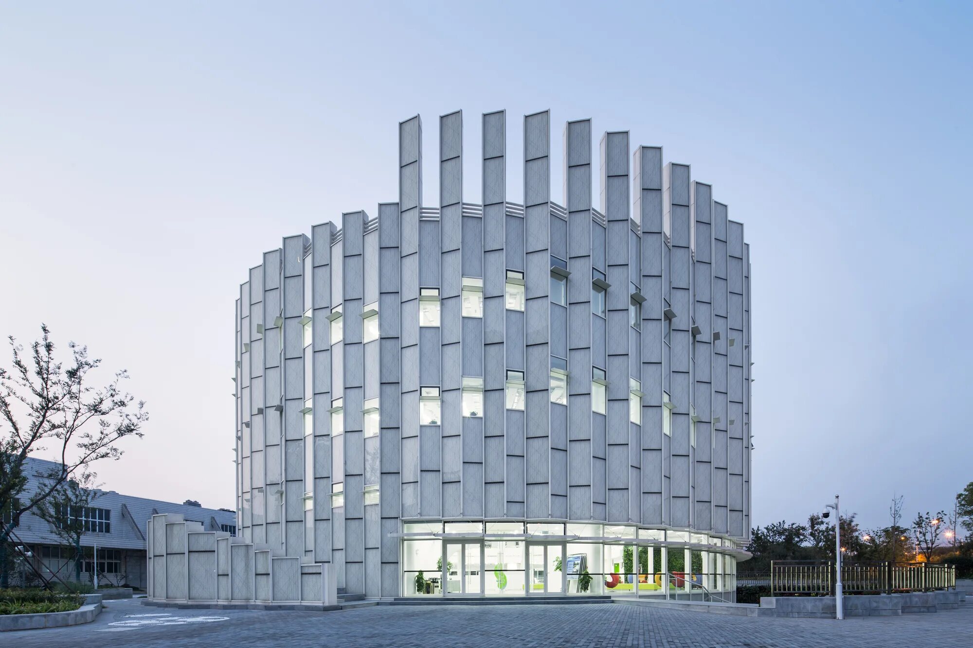 Цилиндрические здания. Полукруглые здания. Круглые здания фасады. Круглые здания фасады. Современные здания.