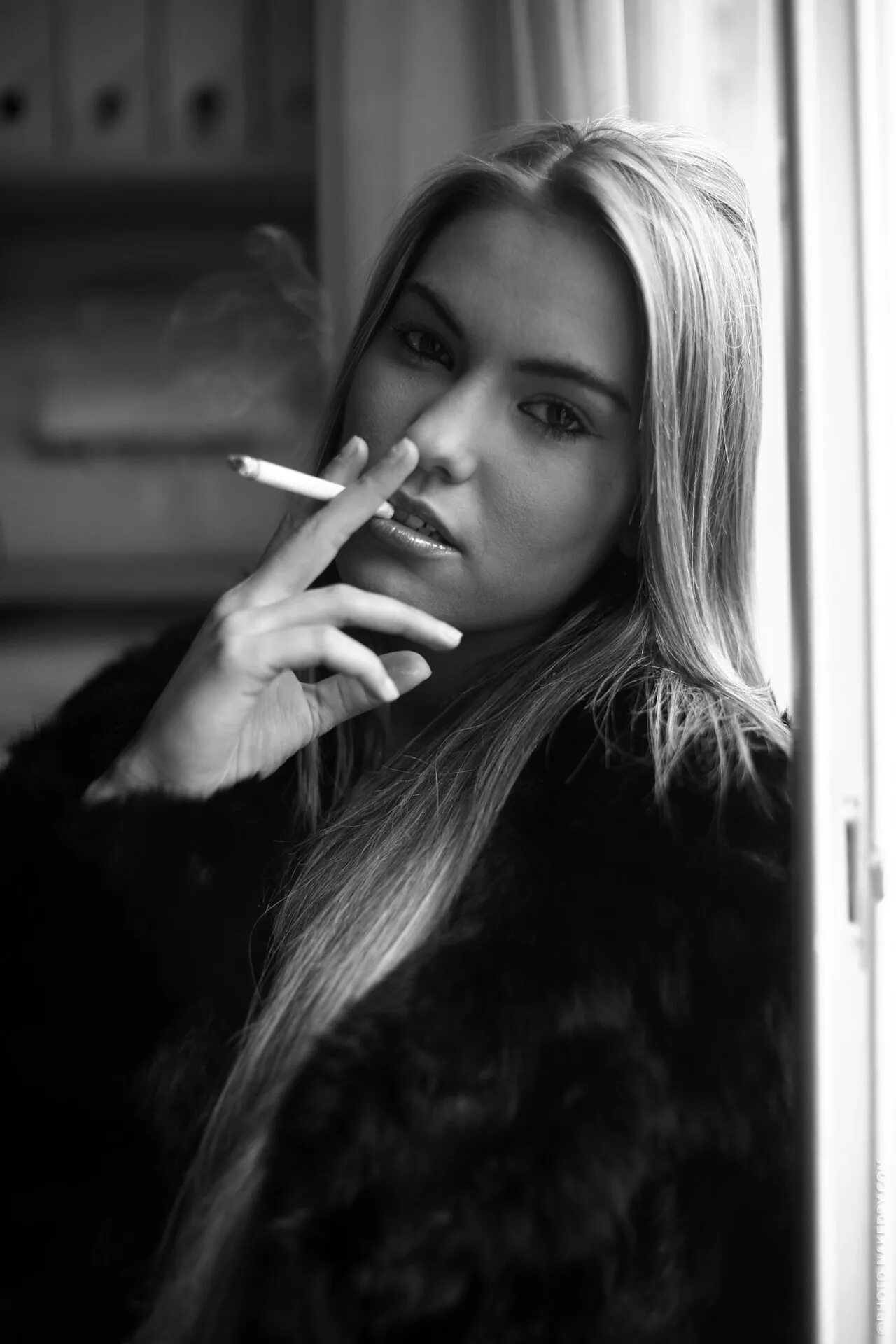 Девки курят. Курящая девушка. девушка с сигаретой. красивые женщины курят. модель с сигаретой.