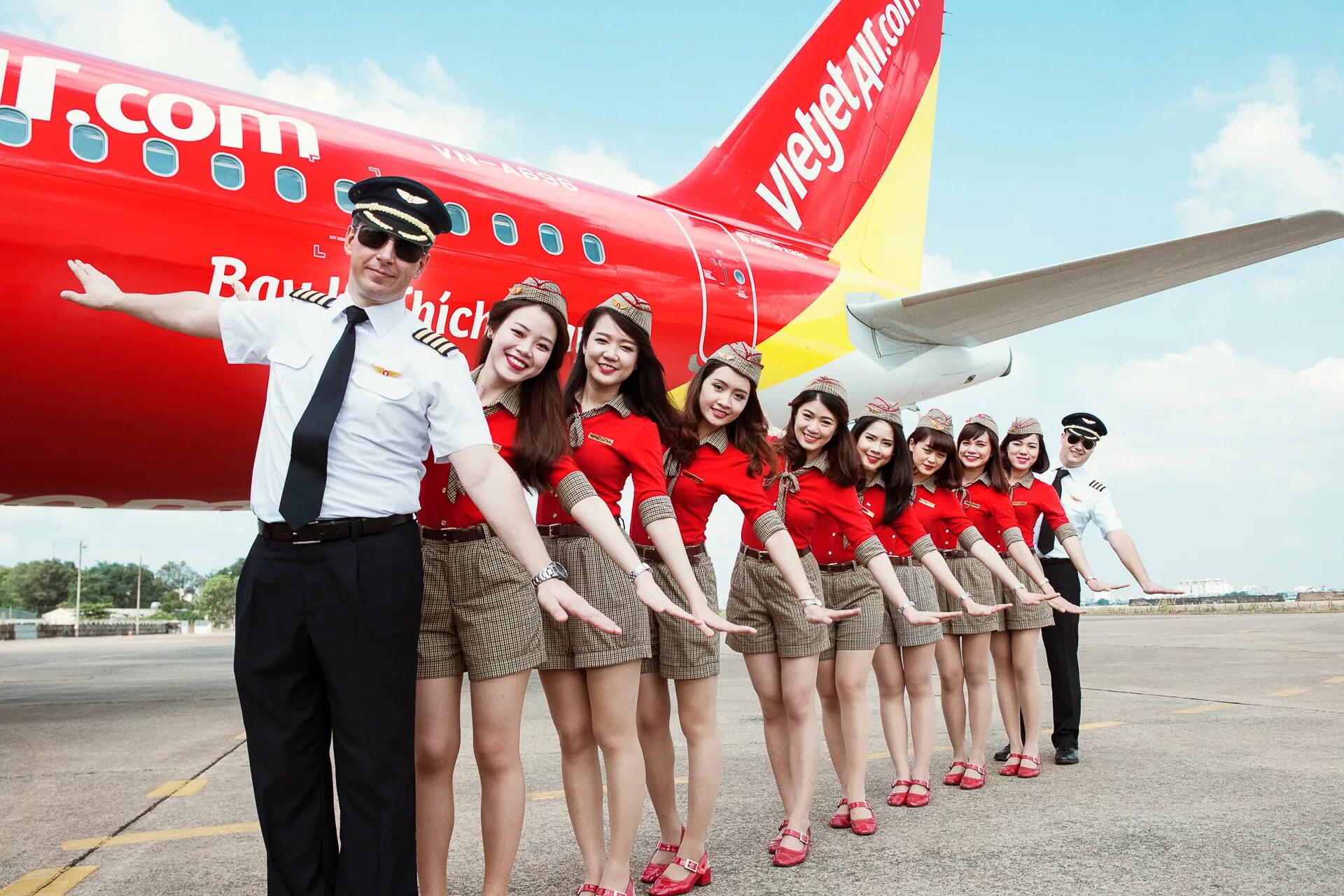 Вьетнам Эйрлайнс стюардессы. Vietjet стюардессы. Вьетнамская авиакомпания Vietjet. Vietjet Air самолеты. Авиакомпания сунь вынь фото