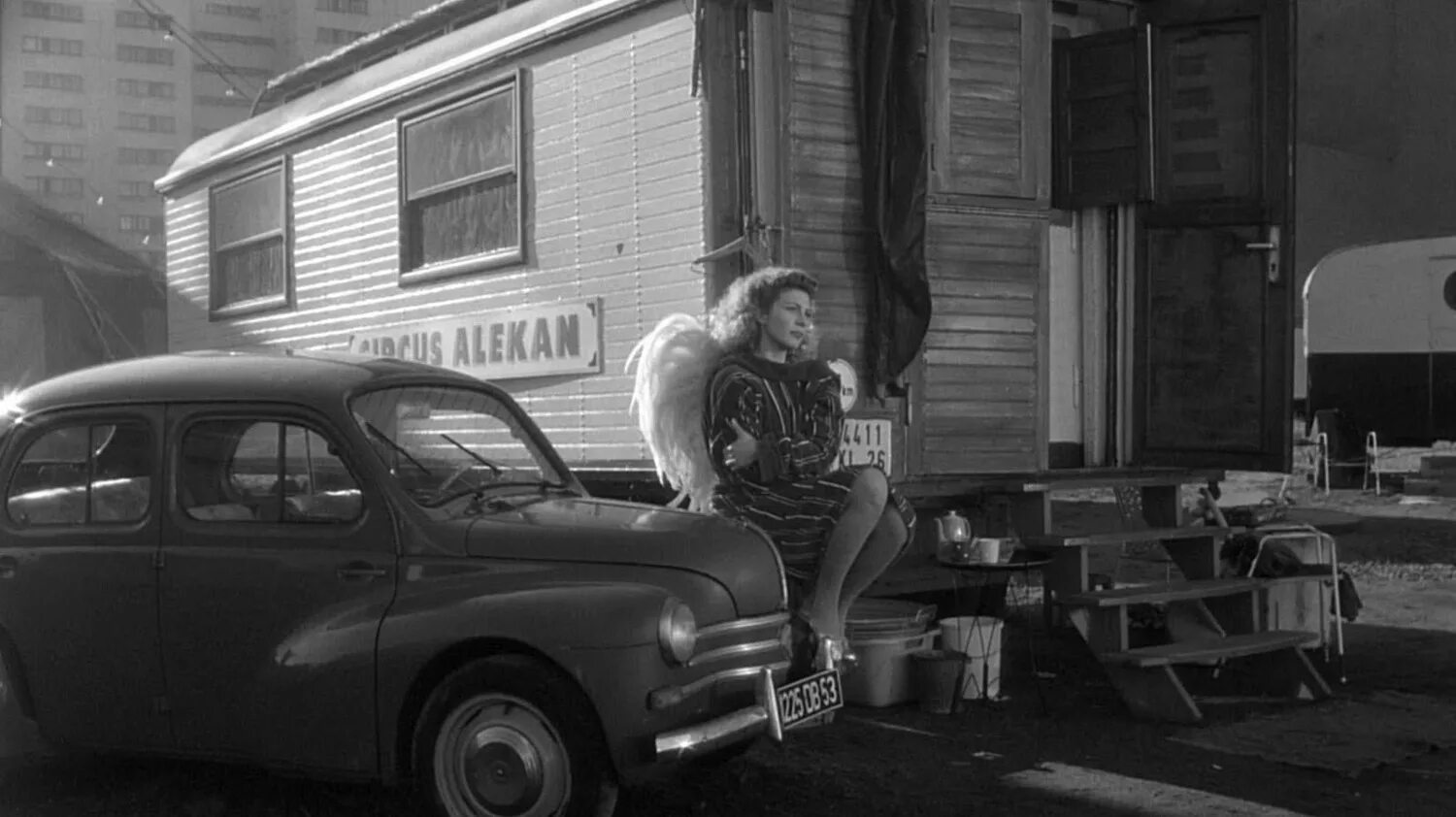 Вим вендерс небо над берлином 1987. Небо над берлином 2 уиллем дефо. Бруно ганц небо над берлином. Вим вендерс небо над берлином. Бруно ганц небо над берлином.