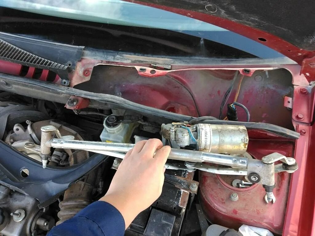 Крепление трапеции дворников ваз 2112. Как поменять трапецию стеклоочистителя. Пыльники трапеции дворников лада гранта. Трапеция дворников хендай hd 78. Втулки трапеции стеклоочистителя камаз 5320.