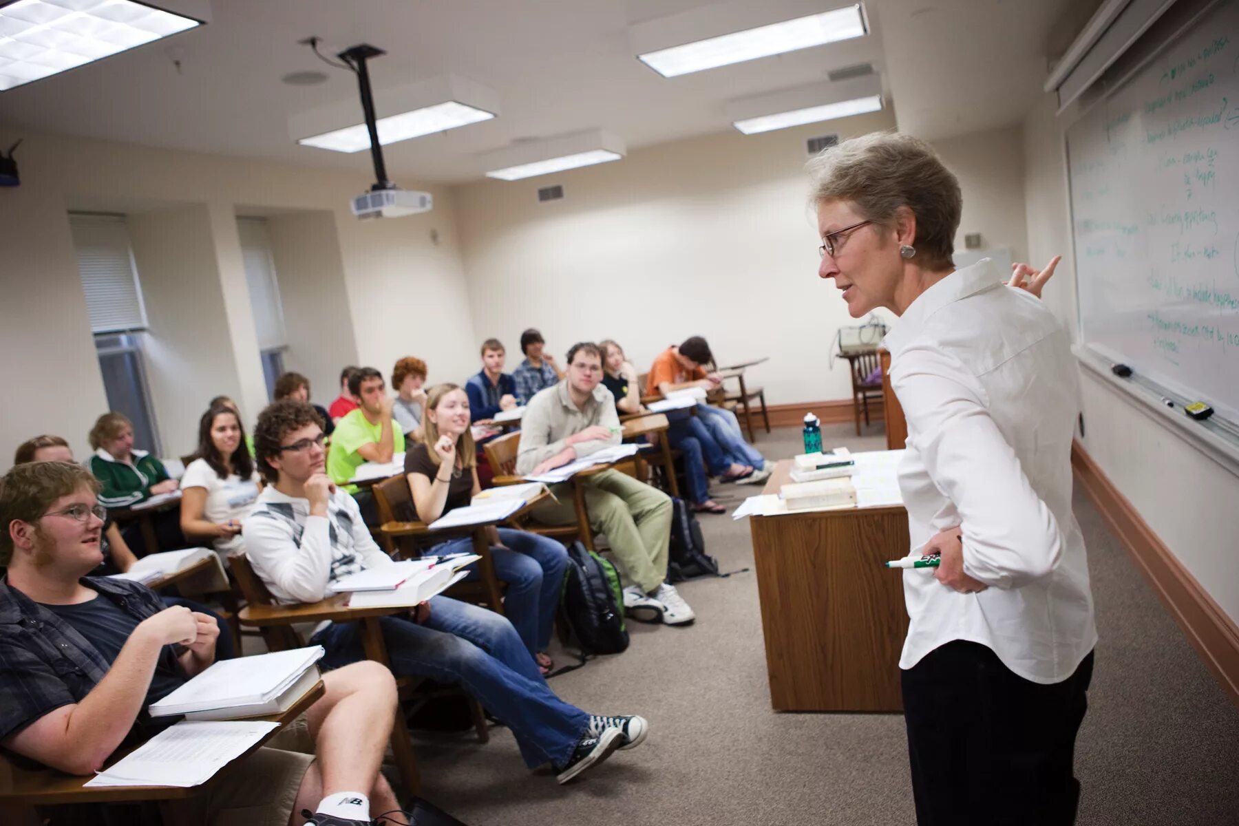 занятия в университете. студенты в аудитории. школьная лекция. преподавание в вузе. преподавание фото.