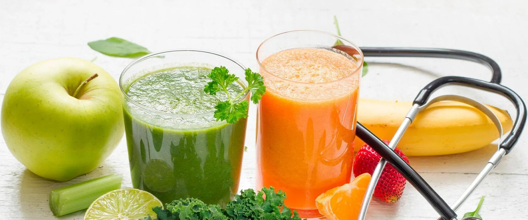 Приготовление овощного сока. Приготовление овощного сока. Овощной сок. Сок сделанный из овощей и ягод. Сок томатный овощной.