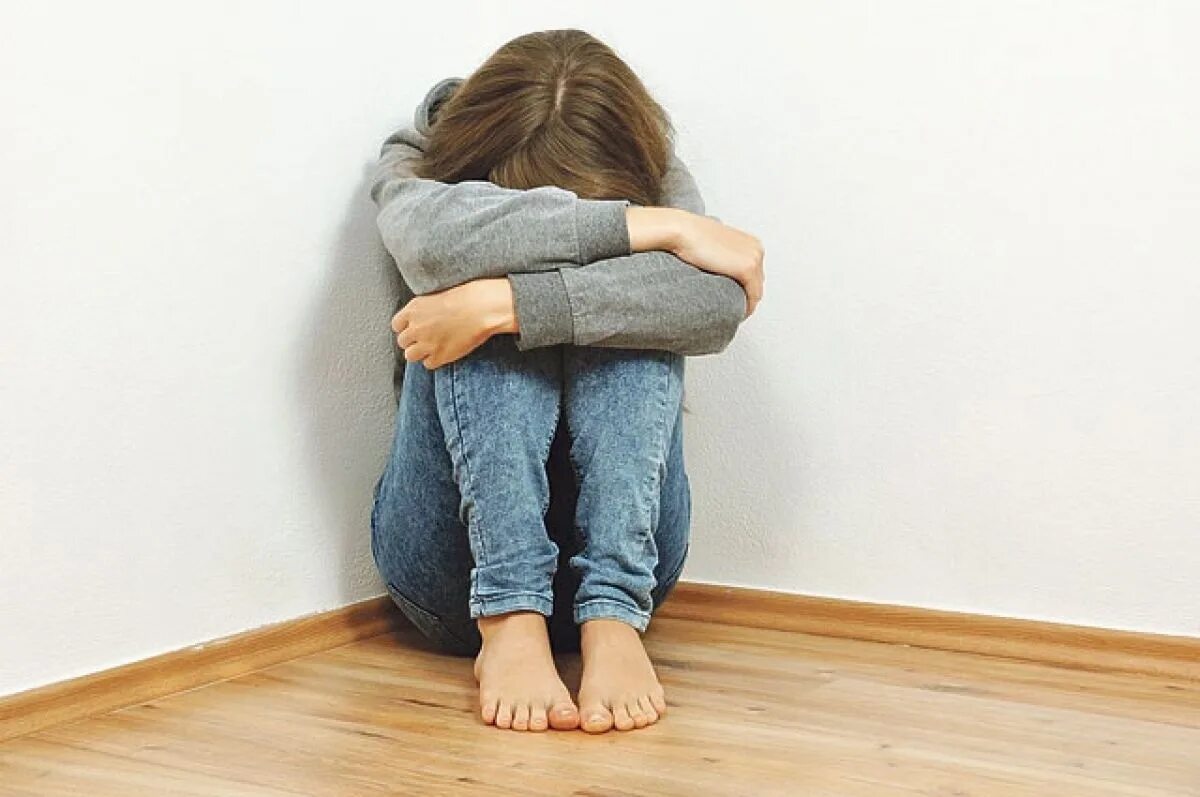 Женщина плачет возле стены. Грустная курящая девушка. Сижу и плачу. Плачущий человек карикатура. Девушка забилась в угол.