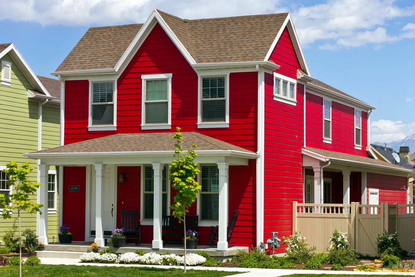 Красный фасад дома. Дом красного цвета. Сайдинг разноцветный. Деревянные дома красного цвета.