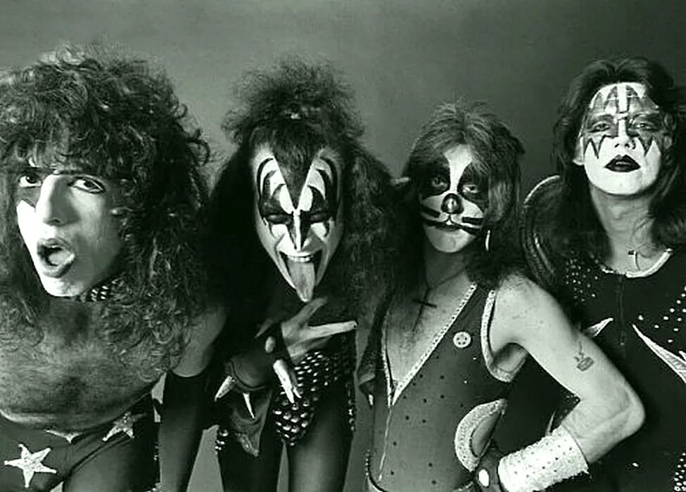 Kiss Band 1976. Группа Кисс 80. Группа Кисс в 70х. Группа Кисс в 1976 году. Старые кис