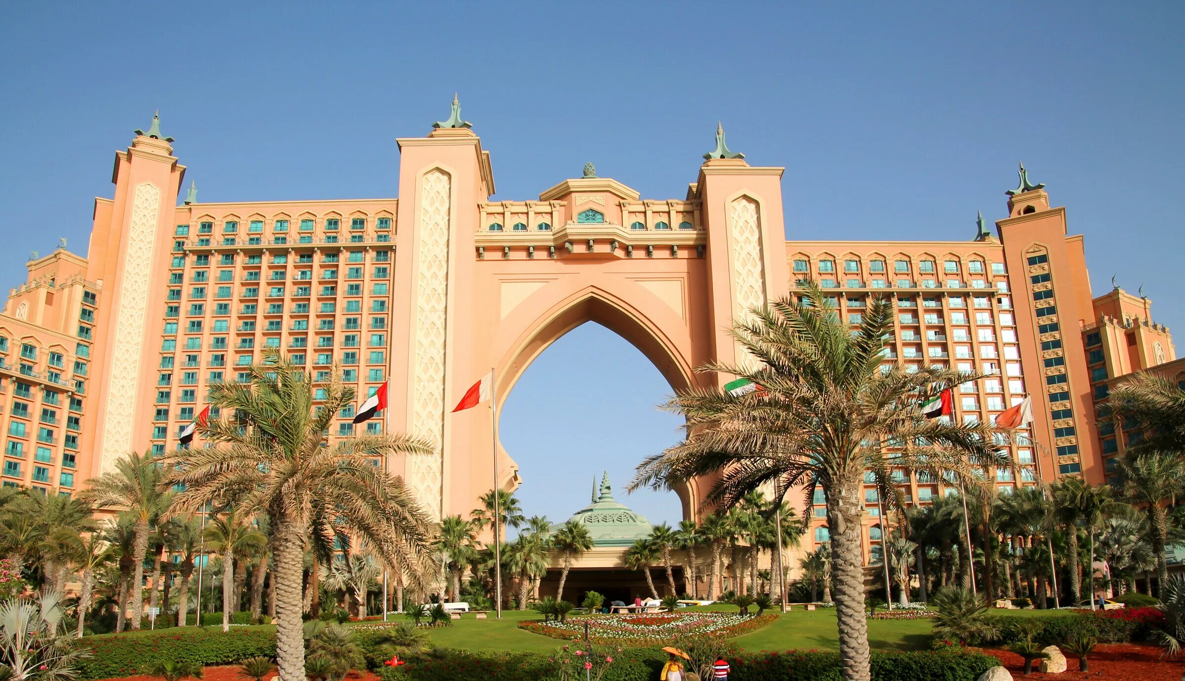 Новый год в эмиратах. Зеркальный город в дубае. Елка в арабских эмиратах. Знаменитый отель в джумейре. Dubai madinat jumeirah елка.