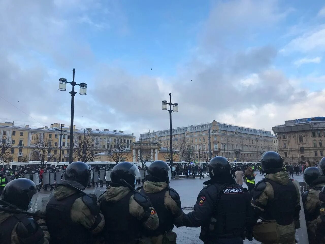 В данный момент Сенная площадь. Драка на Сенной площади вчера. Подари на Сенной сейчас. Прощание с навальным в петербурге