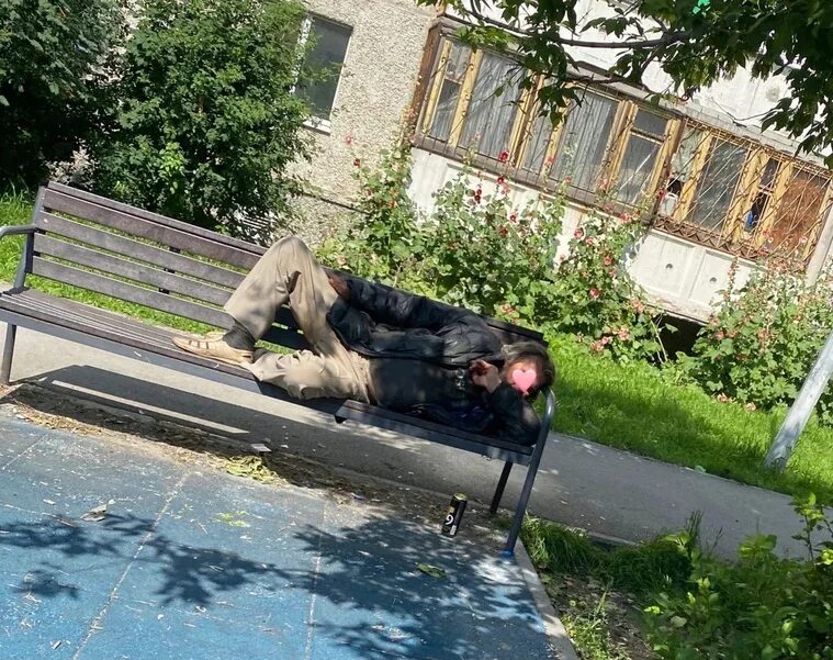 Алкаши на детской площадке. Алкоголики на детской площадке. Алкаши на площадке. Алкаши на детской площадке. Бухают на детской площадке.