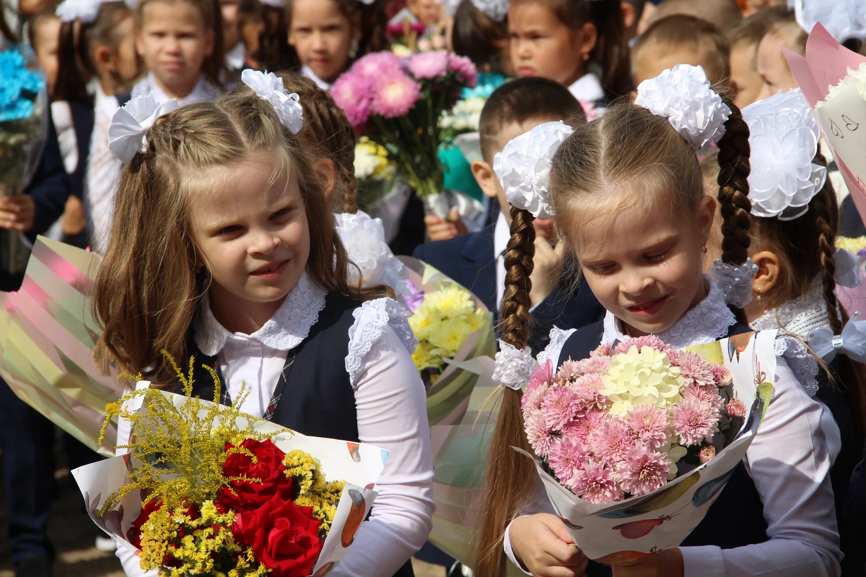 Школа 10 елабуга. Школа 1 Елабуга. 1 Сентября. 1 Сентября Здравствуй школа. Первый звонок в школе.