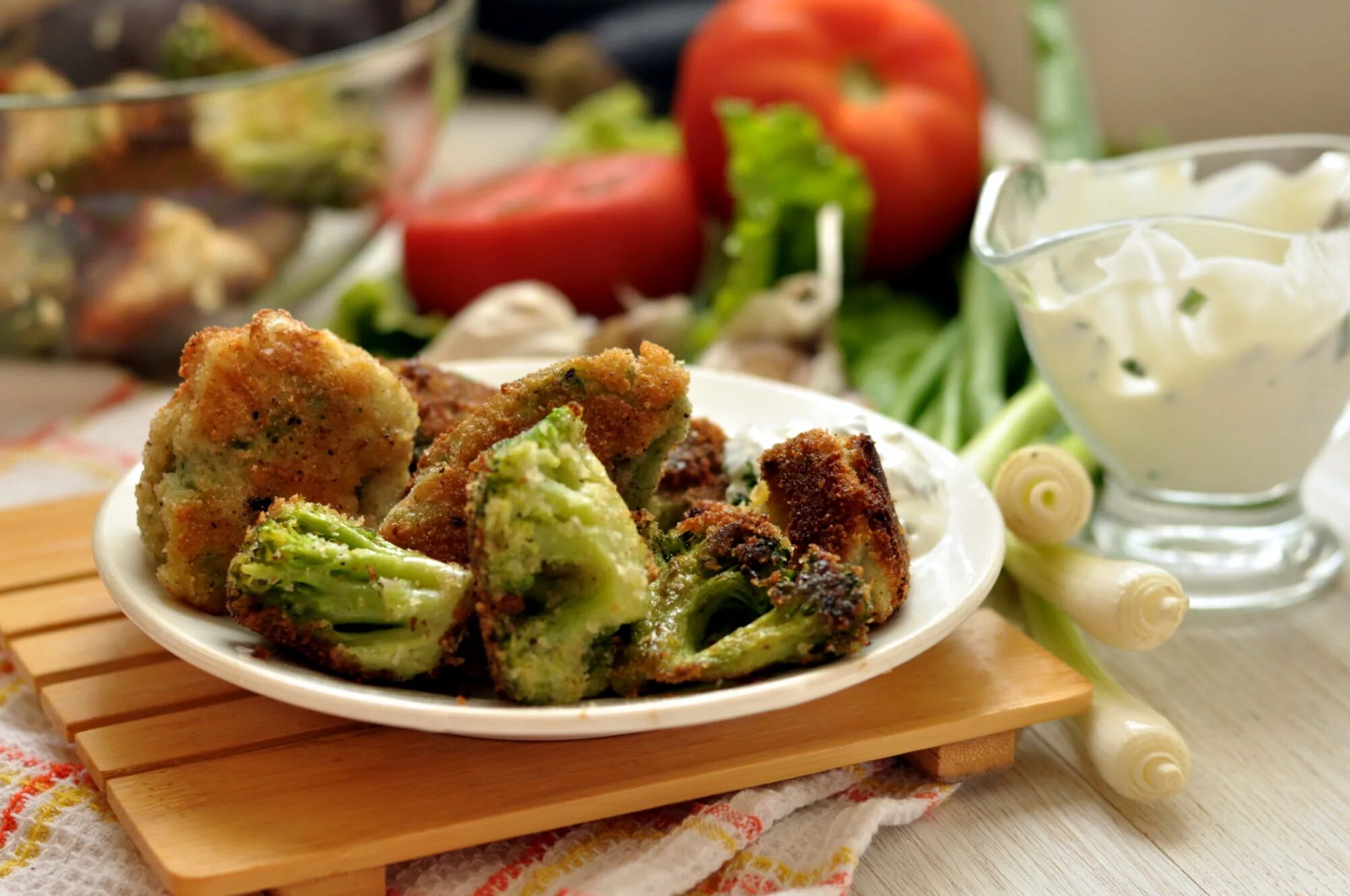 Капуста брокколи в панировке. Брокколи в кляре. Брокколи капуста в кляре на сковороде. Как готовить брокколи в кляре. Брокколи в кляре.