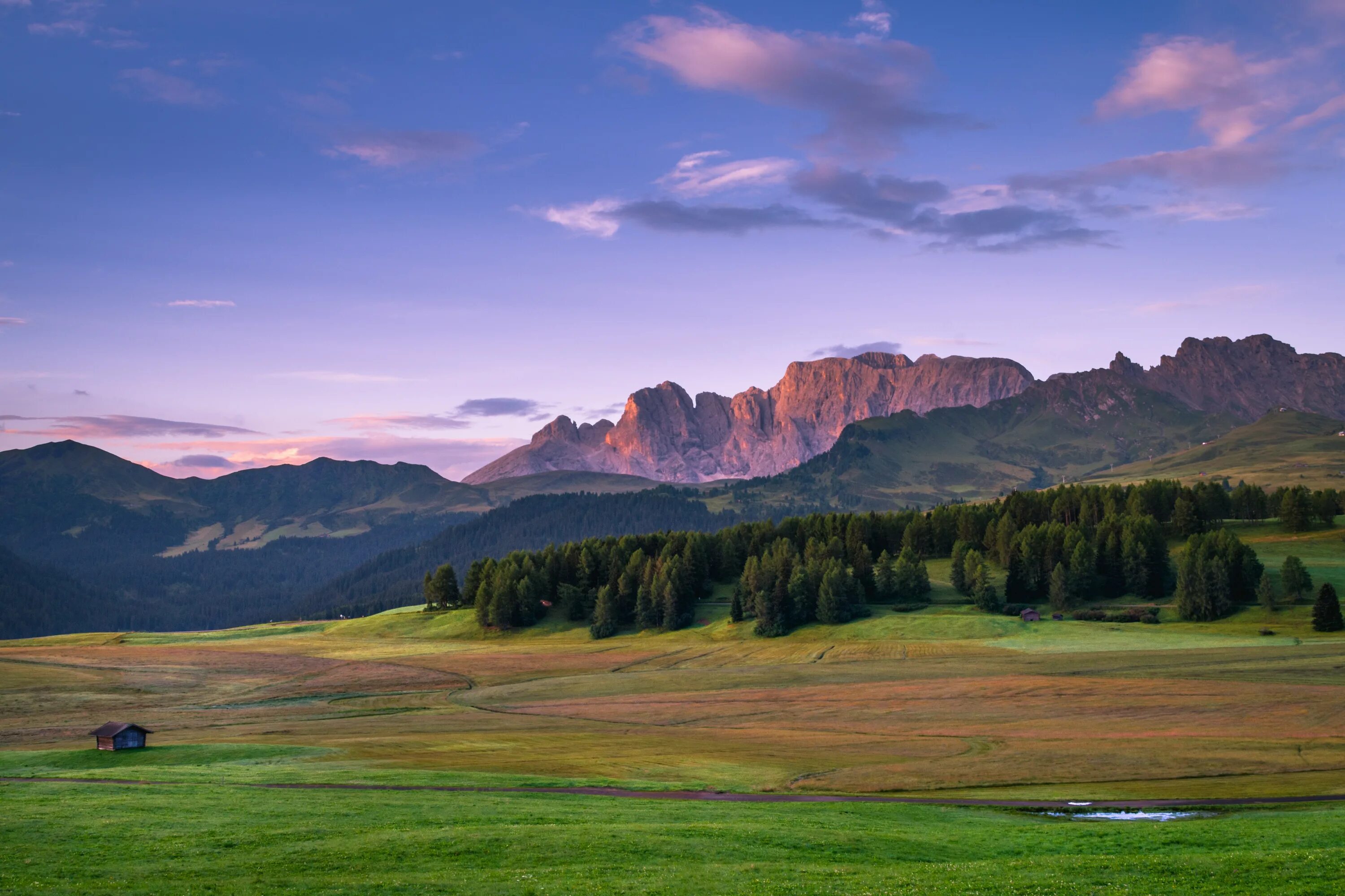 Natural view. Равнинная Долина. Альпийские Луга Италии. Альпийские Луга Франции. Горный пейзаж.