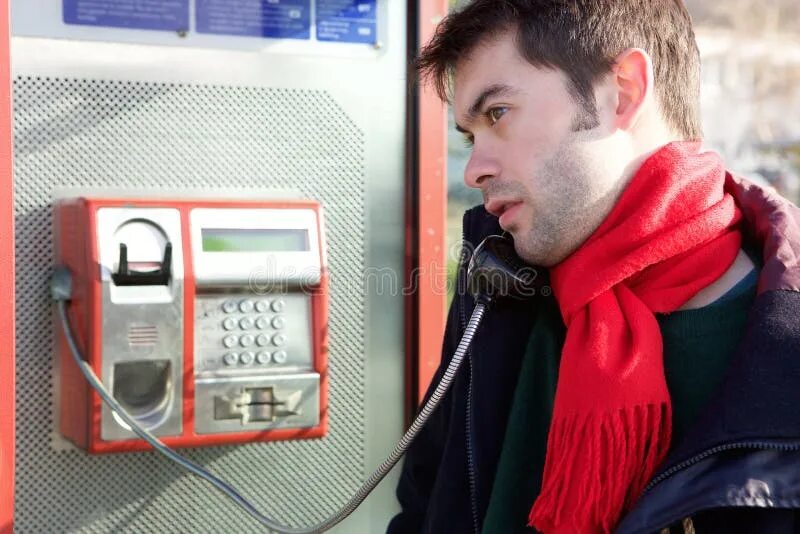 Парень в телефонной будке. Телефонная будка нью йорк. Человек в телефонной будке. Будки для телефонных разговоров. Колин фаррелл 2002 прическа телефонная будка.