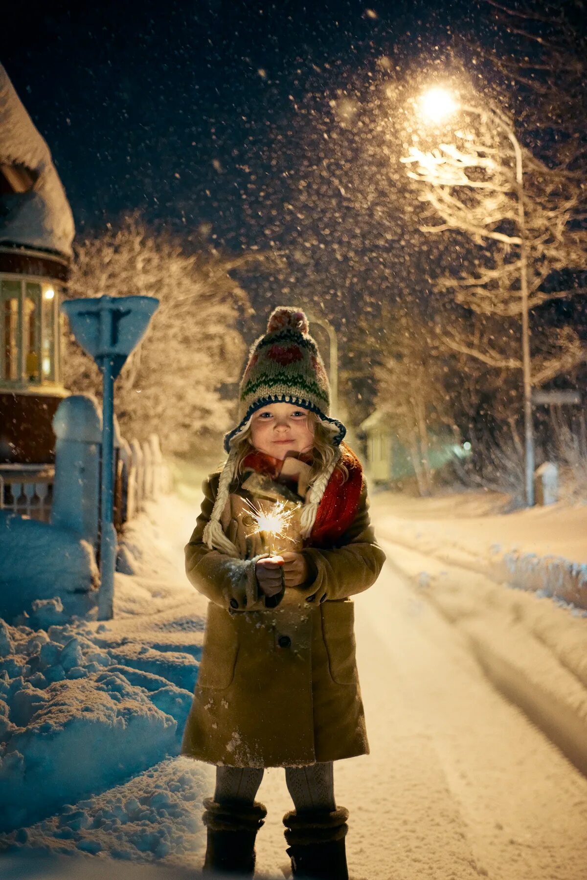 Новогодние качели. Новогодний человек. Жди волшебства. Снежинка на руке. Жди волшебства.