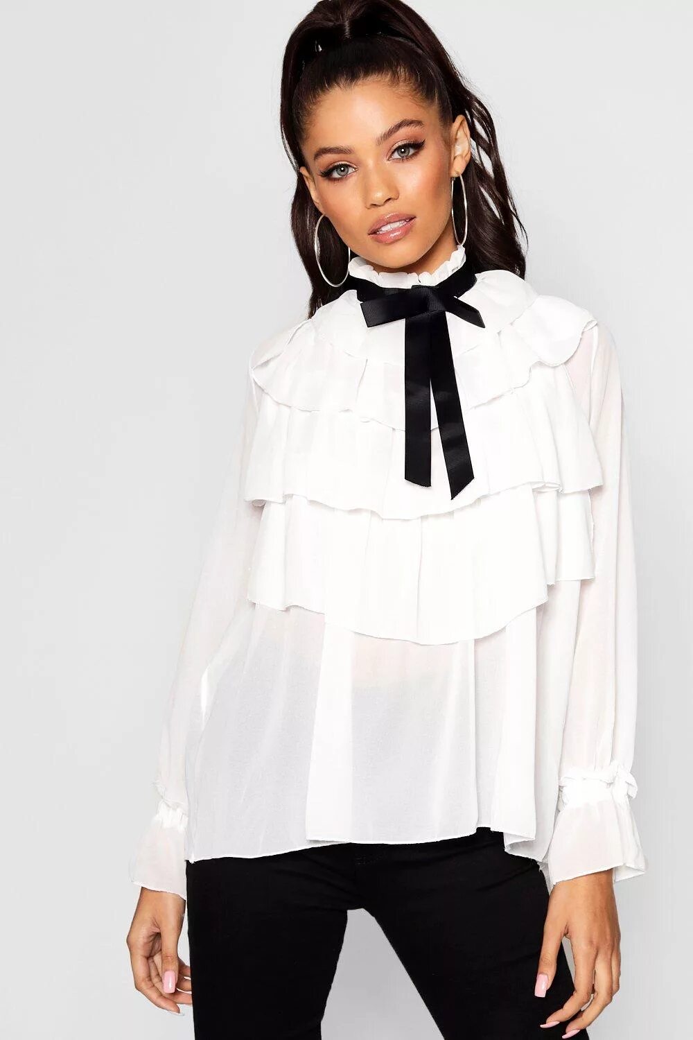 Рубашка с черным бантом. Белая блузка с черным бантом. Блузка с черным бантом. Белая блузка с черным шнурком. Блузка с черным бантом.