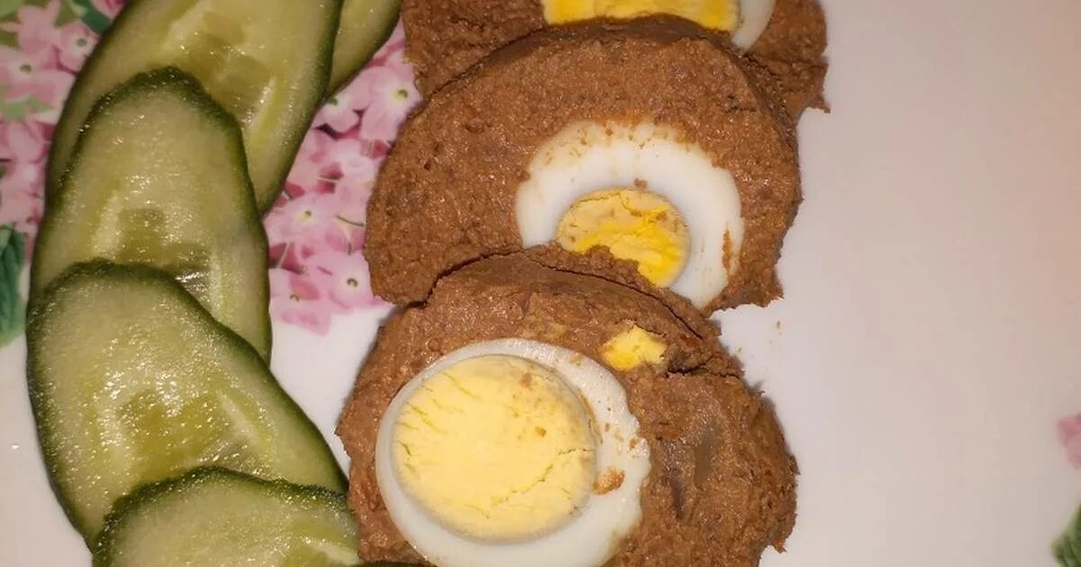 Рулет из печени и яиц рецепт. Печеночный рулет с яйцом. рулет из печени с яйцом. рулет из печени с яйцом в духовке. печеночный рулет с яйцами внутри.
