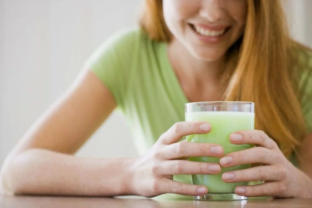 Пить сыворотку отзывы. Сыворотка молочная. Молочная сыворотка полезные качества. Чем полезно пить молочную сыворотку. Молочная сыворотка полезные качества для организма.