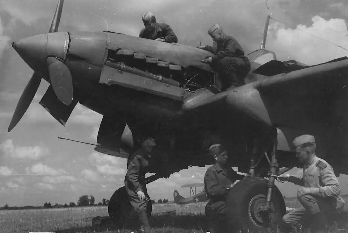 Воздушный бой великая отечественная 1941-1945. Разбомбленные самолеты на аэродроме в 1941. 51 мтап ввс кбф. Штурмовик ильюшин ил-2. Пе 2 штурман.