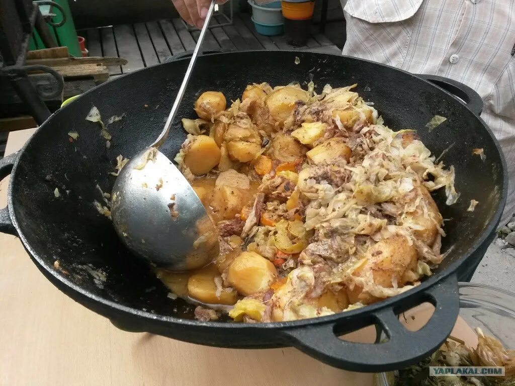 Блюда в казане. Блюда для казана. Вкусное блюдо в казане на плите. Легкие блюда в казане.